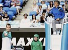 VIDÍTE TO? eský tenista Tomá Berdych diskutuje v osmifinále Australian Open s...