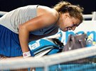 Nmecká tenistka Anna-Lena Friedsamová se kvli bolesti v osmifinále Australian...