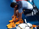Kanadský tenista Milos Raonic se pezouvá v osmifinále Australian Open.