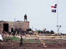 Po konci obléháni zavlály nad troskami vlajky Texasu a ATF.