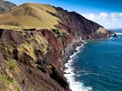 Vulkanický ostrov Tristan da Cunha je hornatý, jediná rovinná oblast je v okolí...