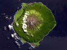Ostrov Tristan da Cunha v Atlantckém oceánu na snímku kosmické agentury NASA....