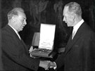 V srpnu 1955 pevzal Hermann von Siemens (vpravo) Kí za zásluhy z rukou...