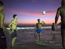 PLÁOVÝ FOTBAL. Lidé hrají fotbal na plái Ipanema v brazilském Rio de Janeiru.
