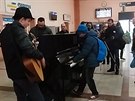 Na vlakovém nádraí v Plzni si lidé mohou zahrát na piano