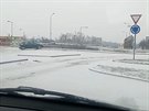 Sníh zaskoil idie na prostjovském kruhovém objezdu