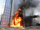 Demonstranti bhem stet s policií zapálili sídlo vlády v Pritin (9. ledna...
