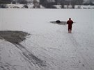 Hasii v Praze u Lahovického mostu nacviovali záchranu lovka, pod ním se...