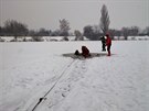 Hasii v Praze u Lahovického mostu nacviovali záchranu lovka, pod ním se...