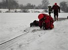 Hasii v Praze u Lahovického mostu nacviovali záchranu lovka, pod ním se...