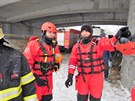 Hasii v Praze u Lahovického mostu nacviovali záchranu lovka, pod ním se...