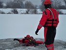 Hasii v Praze u Lahovického mostu nacviovali záchranu lovka, pod ním se...