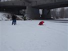 Hasii v Praze u Lahovického mostu nacviovali záchranu lovka, pod ním se...