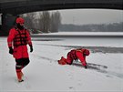 Hasii v Praze u Lahovického mostu nacviovali záchranu lovka, pod ním se...