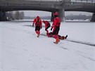 Hasii v Praze u Lahovického mostu nacviovali záchranu lovka, pod ním se...