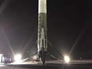 Raketa Falcon 9 spolenosti Space X po úspném pistání.