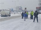 Dodávka srazila v praské ernokostelecké ulici dv chodkyn (23. ledna 2016).