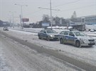 Dodávka srazila v praské ernokostelecké ulici dv chodkyn (23. ledna 2016).