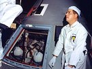 Vstup do pilotní kabiny lodi Apollo, uvnit u sedí posádka.