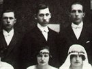 Vrah Old�ich Filip�n (v horn� �ad� �tvrt� zleva) se jako ml�denec z��astnil i...