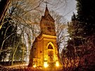 Osvícená plamínky pinesených svíek vypadá kaple u Kvasetic tém romanticky....