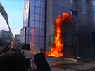 Pi demonstracích v Kosovu vzplály ohn