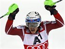 Henrik Kristoffersen se raduje v cíli slalomu ve Schladmingu.