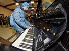 Na hlavním nádraí v Plzni si lidé mohou pi ekání na vlak zahrát na piano....
