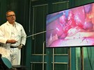 Operaci u dvou obrazovek komentoval pednosta chirugické kliniky Vladislav...