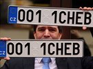 Chebský starosta Petr Navrátil ukazuje nové registraní znaky, kterými budou...