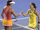eská tenistka Barbora Strýcová se zdraví po vítzném duelu 3. kola Australian...