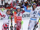 Ti nejlepí ze slalomu v Kitzbühelu. Zleva druhý Marcel Hirscher z Rakouska,...