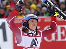 Norský lya Henrik Kristoffersen se raduje z triumfu ve slalomu v Kitzbühelu.