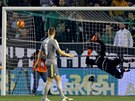 Gólman  Keylor Navas z Realu Madrid inkasuje gól od Alvara Cejuda (není na...