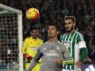Cristiano Ronaldo z Realu Madrid a  Pezzella (vpravo) z Betisu Sevilla sledují...