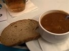 Guláová polévka s chlebem a malé pivo, celkem 78 K. Polévce nelze nic...