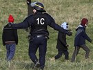 Policie v Calais rozhání migranty (24. ledna 2016).
