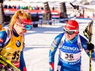 Gabriela Soukalová (vlevo) a Veronika Vítková v cíli sprintu Svtového poháru v...
