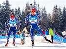 Ondej Moravec (vlevo) a Michal lesingr bhem sprintu SP biatlonist v...
