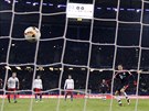 Robert Lewandowski z Bayernu Mnichov promuje penaltu v utkání s Hamburkem.