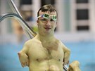 Handicapovaný závodní plavec Arnot Petráek