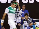 Novak Djokovi se oberstvuje bhem semifinále Australian Open, jeho soupe...
