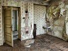 Interiér kroupova domu pipomíná dm hrzy, ze stn visí kusy malby i tapet.