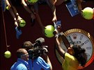 PODPISY OD JEDNIKY. Královna enského tenisu Serena Williamsová rozdává...