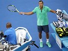 SPORY. Jo-Wilfried Tsonga debatuje s rozhodím bhem zápasu 2. kola Australian...