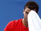 DINA. Grigor Dimitrov si otírá pot bhem zápasu 2. kola Australian Open.