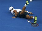 NEPÍJEMNÝ PÁD. Pablo Cuevas leí na zemi po pádu v zápase 2. kola Australian...
