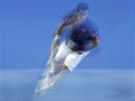 V POHYBU. Novak Djokovi na netradiním snímku pi sprintu za jedním z mík v...