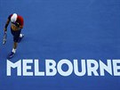 T̎KÝ BOJ. Lleyton Hewitt si otírá pot bhem utkání druhého kola Australian...