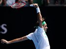 MISTR PI PRÁCI. Roger Federer a jeho jednoruný bekhend v utkání s Tomáem...